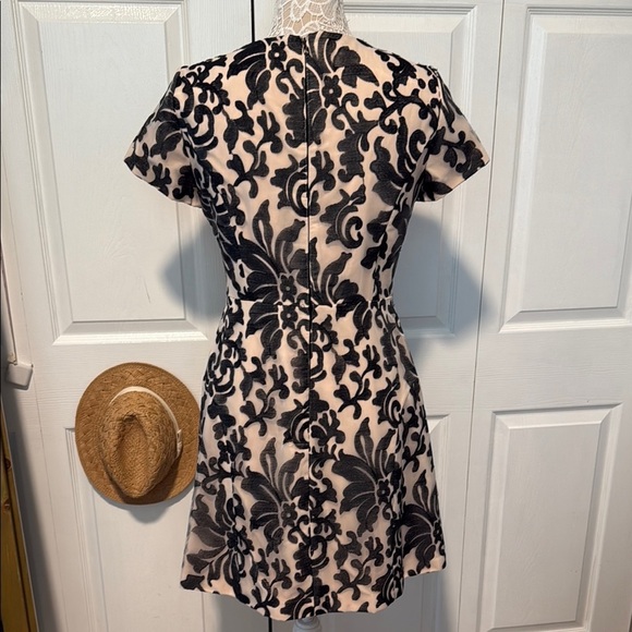 Tahari Arthur S. Levine Black and Cream Mini Cocktail Dress 8 - Picture 6 of 15